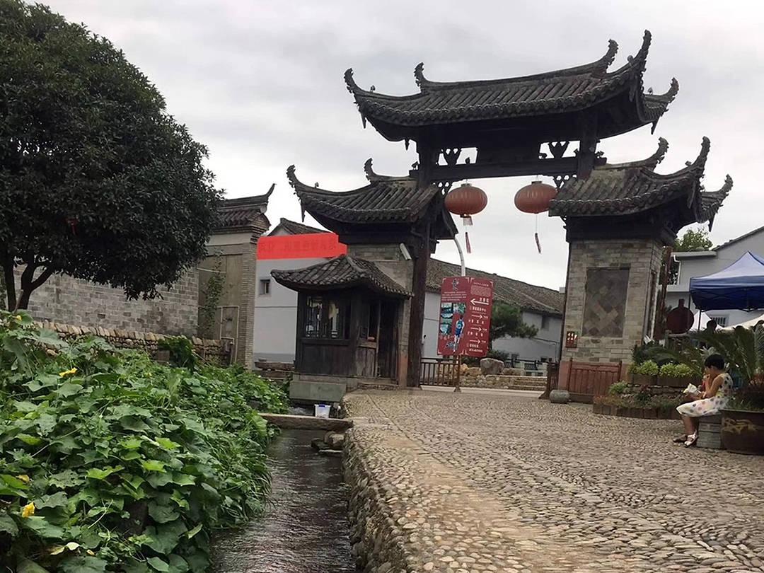 一个长方形的周长是32cm，宽与长的比是3:5，这个长方形的面积是多少 写过程 必采纳